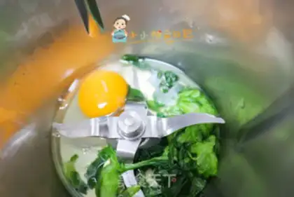 Make A spinach cleavage to cut the buns step 0
