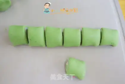 Make A spinach cleavage to cut the buns step 8