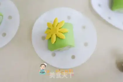 Make A spinach cleavage to cut the buns step 10