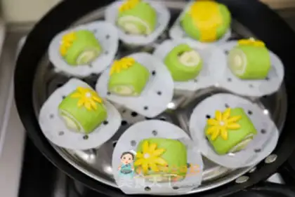 Make A spinach cleavage to cut the buns step 11
