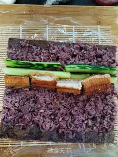 Make The eel cucumber sushi step 3