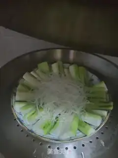 Make A fan of silk melons step 4