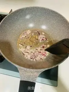 Make Onion beef fried rice step 1