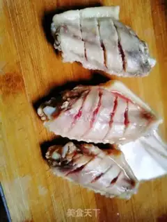 Make Five golden chicken wings step 1