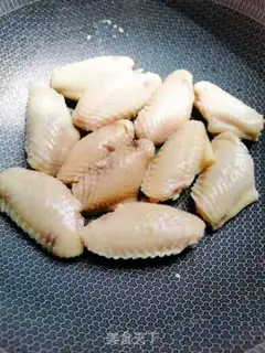 Make Five golden chicken wings step 2