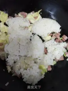 Make cucumber ham and egg fried rice step 3