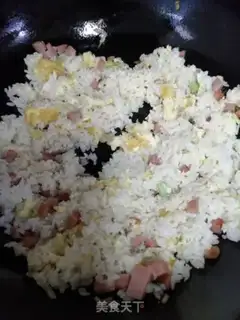 Make cucumber ham and egg fried rice step 4