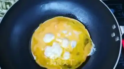 Make Scrambled eggs step 1