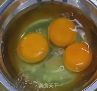 Make Tomato fried eggs step 1