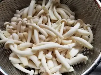 Make White mushroom fried eggs step 0