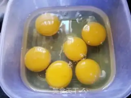Make White mushroom fried eggs step 1