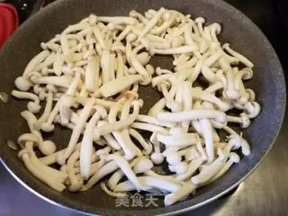Make White mushroom fried eggs step 2