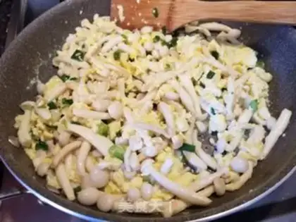 Make White mushroom fried eggs step 5