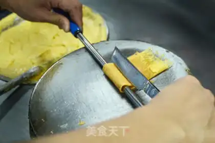 Make Delicious egg rolls step 5