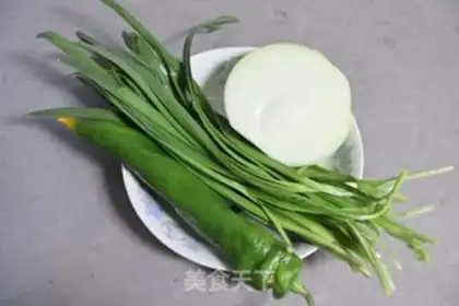 Make Onion pepper fried rabbit step 1