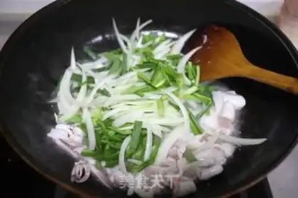 Make Onion pepper fried rabbit step 5