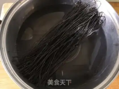 Make Spicy root powder step 1