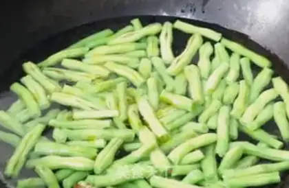 Make Four seasons of bean fried eggs step 1