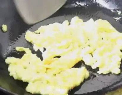 Make Four seasons of bean fried eggs step 4