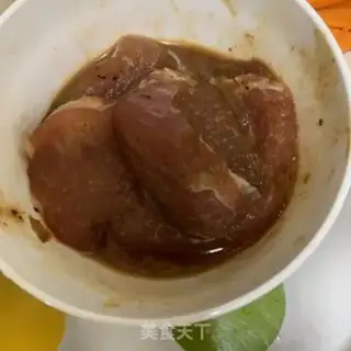 Make Black pepper pork platter step 1