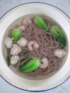 Make Fishball shrimp greasy noodles step 3