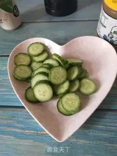 Make cucumber honey juice step 1