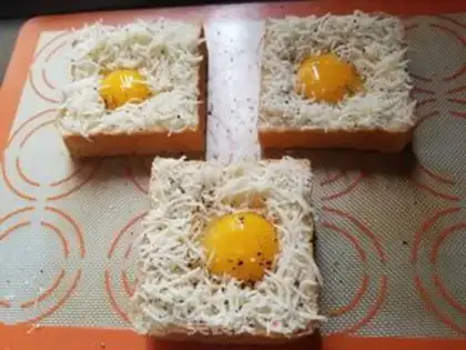 Make Cheese egg toast step 4