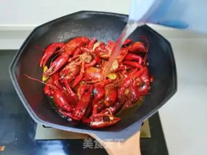 Make Spicy red burning lobster step 5