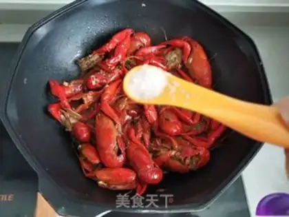 Make Spicy red burning lobster step 7