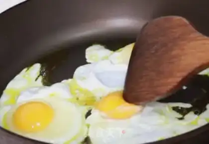 Make cucumber fried eggs step 0