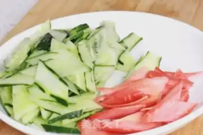 Make cucumber fried eggs step 3