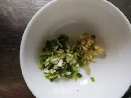 Make Skinny shrimp and tomato soup step 1