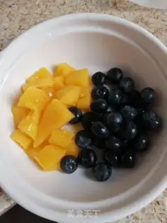 Make Blueberry mango yogurt bowl step 1