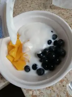 Make Blueberry mango yogurt bowl step 2