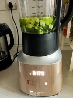 Make Celery cucumber juice step 5