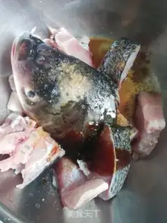 Make Spicy fish in a sandpot step 1