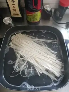 Make Tomato egg oil noodles step 4
