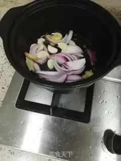 Make Spicy fish in a sandpot step 3