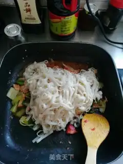 Make Tomato egg oil noodles step 5