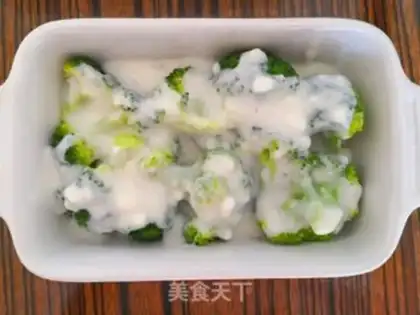 Make White sauce and blue flowers step 3