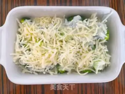 Make White sauce and blue flowers step 4