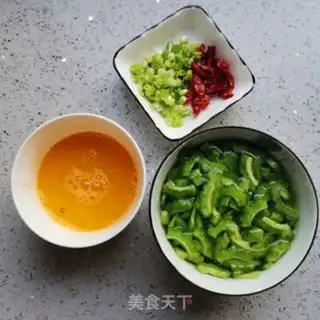 Make Scrambled eggs step 1