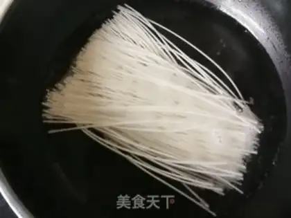 Make Carrot, chicken leg noodles step 3