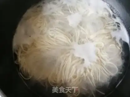 Make Carrot, chicken leg noodles step 4