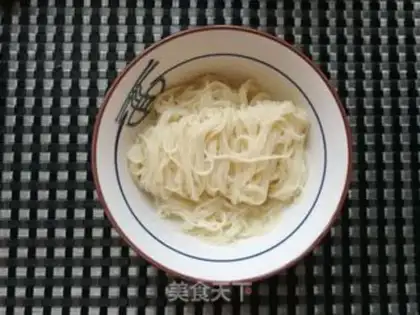 Make Carrot, chicken leg noodles step 5