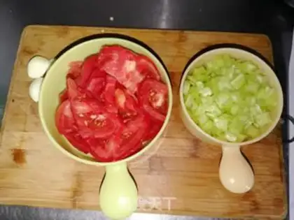 Make Tomato egg sprouts step 1