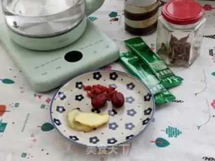 Make Old ginger and black rose tea step 0