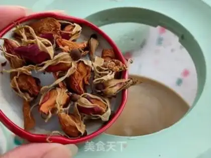 Make Old ginger and black rose tea step 3