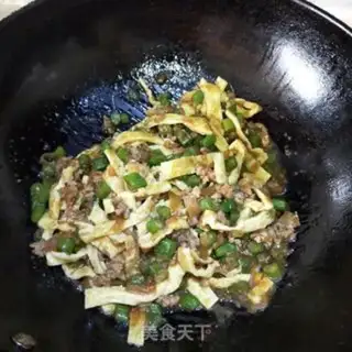 Make Puffed up with meat and eggs step 11