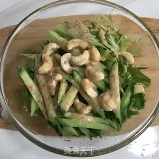 Make The cucumber with cashew nuts step 4